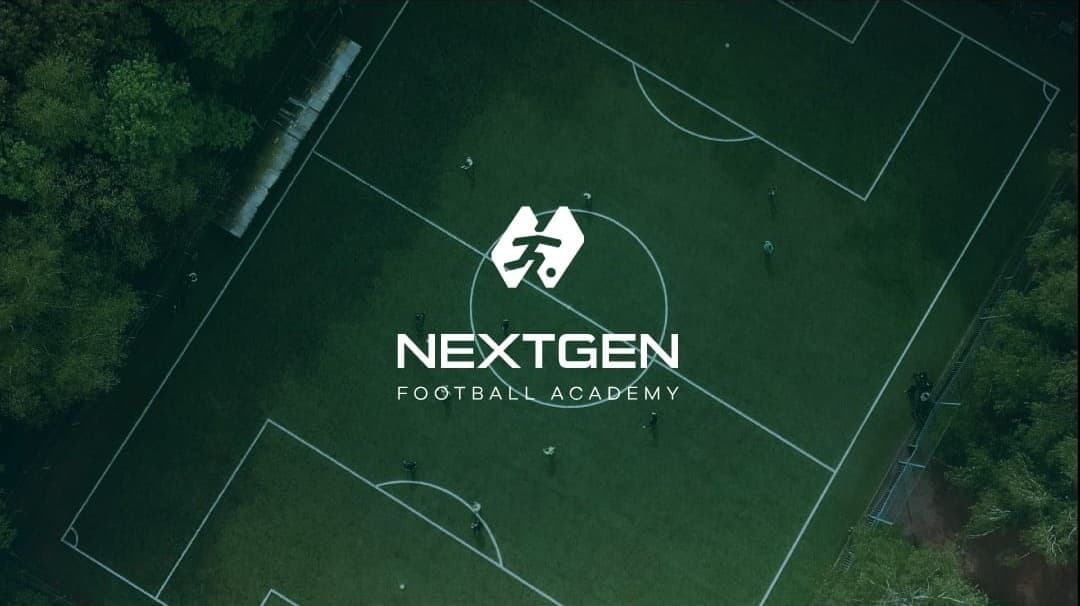 Fushë futbolli nga ajri me logon e NextGen Football Academy